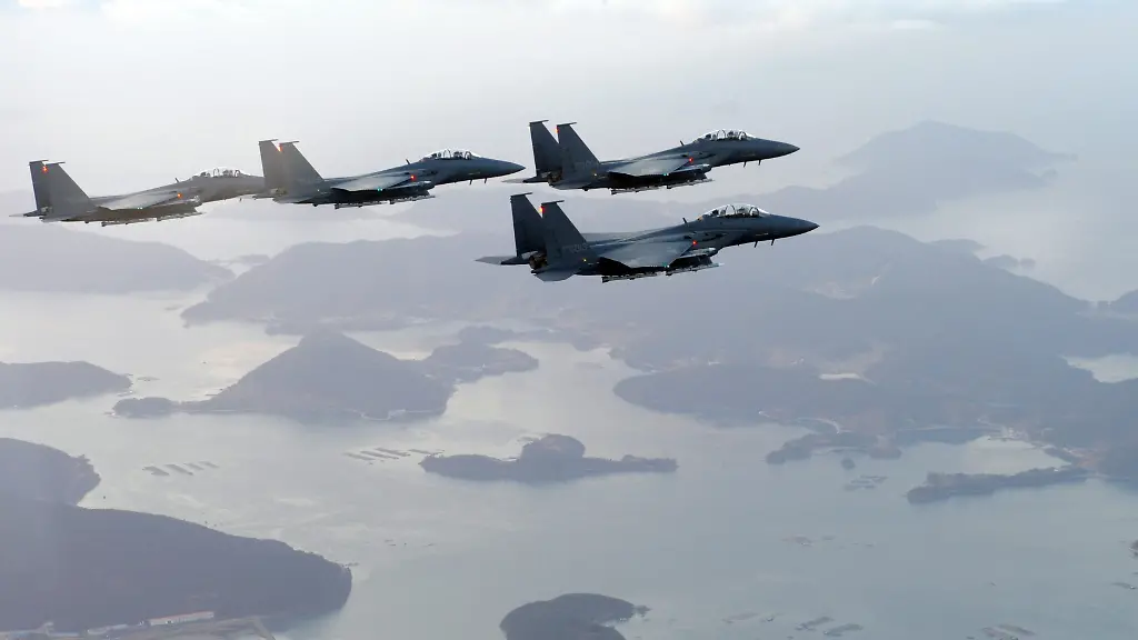 epa02502548-FILE-A-photo-taken-on-December-2008-shows-South-Korean-F-15K-fighter-jets-in-the-air-According-to-news-reports-on-20-December-2010-the-South-Korean-F-15K-fighter-jets-are-put-on-standby-in-case-of-North-Korean-provocations-as-South-Korea-began-a-live-fire-artillery-drill-near-the-Yellow-Sea-border-with-North-Korea-on-20-December-2010-North-Korea-warned-of-retaliation-should-the-drill-take-place-North-Korean-artillery-fire-killed-two-marines-and-two-civilians-on-the-Yeonpyeong-island-on-23-November-The-US-has-defended-Seoul-s-right-to-hold-the-exercises-while-Russia-and-China-have-urged-restraint-The-United-Nations-Security-Council-has-failed-to-reach-a-consensus-on-the-issue