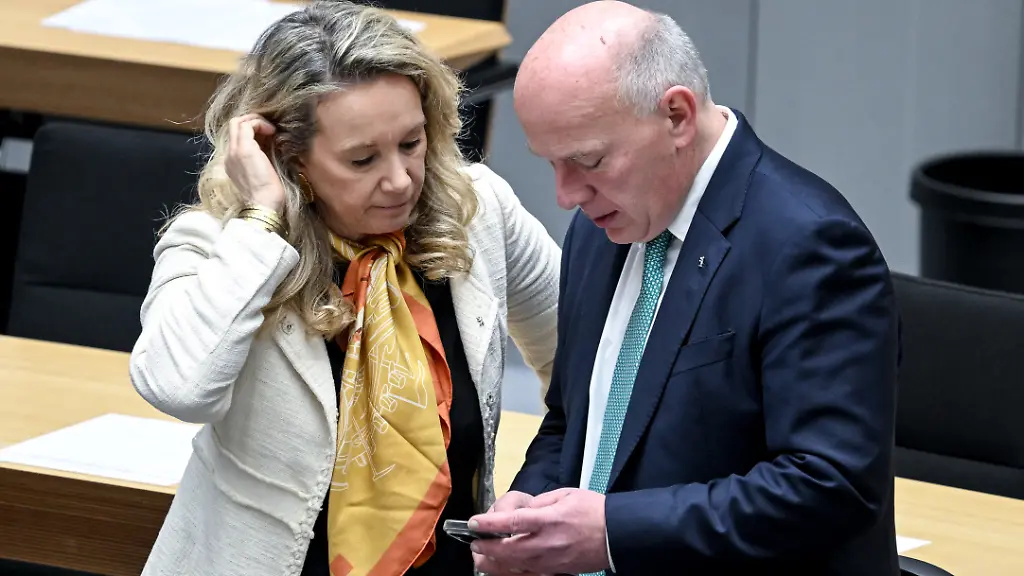 Sarah-Wedl-Wilson-Senatorin-fuer-Kultur-und-Gesellschaftlichen-Zusammenhalt-und-Berlins-Regierender-Buergermeister-Kai-Wegner-CDU-unterhalten-sich-im-Plenarsaal-des-Berliner-Abgeordnetenhaus-am-Rande-der-75-Sitzung