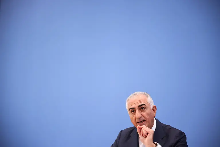 Reza-Pahlavi-the-exiled-son-of-Iran-s-last-shah-and-an-Iranian-opposition-figure-speaks-during-a-press-conference-at-the-House-of-the-Bundespressekonferenz-in-Berlin-Germany-April-23-2026