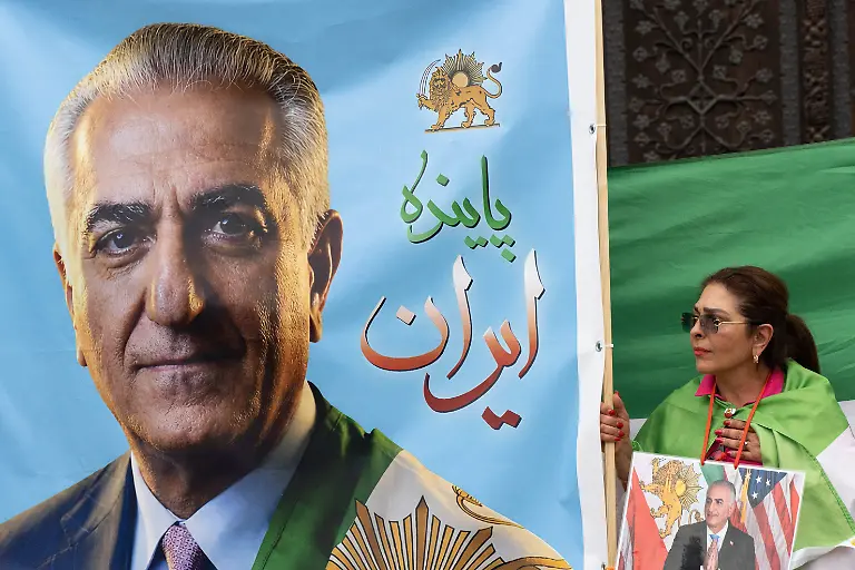 April-18-2026-Frankfurt-Hesse-Germany-A-demonstrator-holds-an-image-of-Reza-Pahlavi-during-an-Iranian-protest-calling-for-freedom-and-democracy-and-opposing-the-Iranian-government-in-Frankfurt-Germany