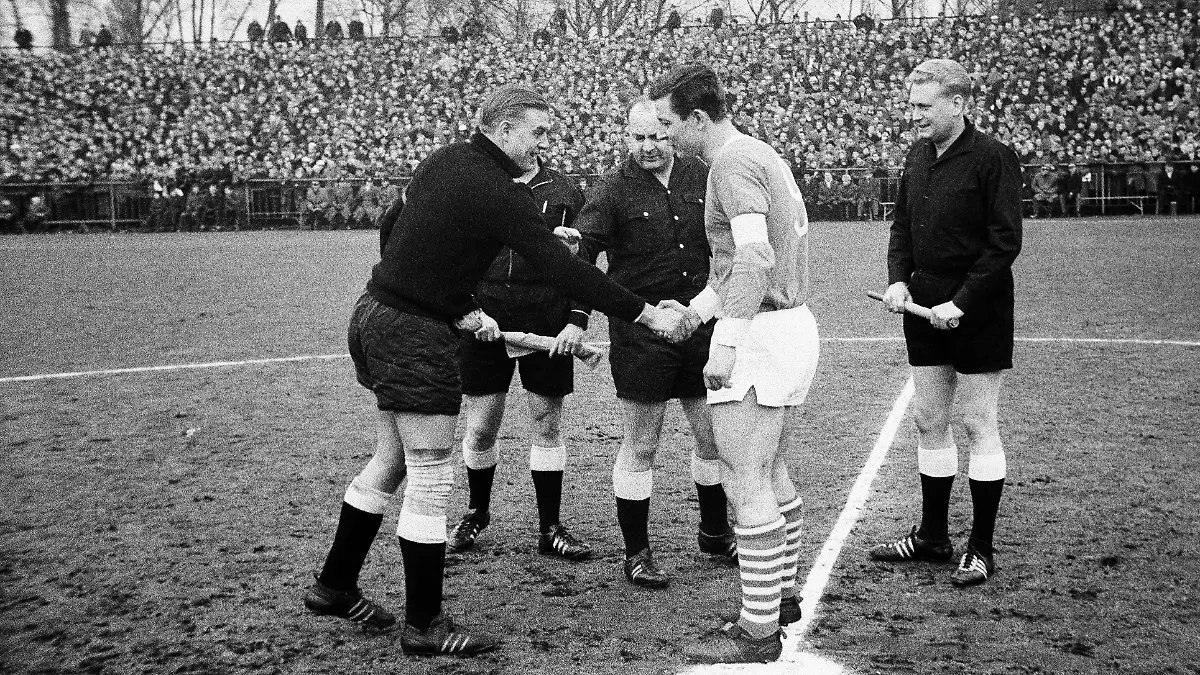 Fussball-Bundesliga-Saison-1964-1965-FC-Schalke-04-gegen-VfB-Stuttgart-3-1-Stadion-Glueckaufkampfbahn-Gelsenkirchen-Platzwahl-Schiedsrichter-Erwin-Sturm-Hannover-Spielfuehrer-Guenter-Sawitzki-VfB-links-und-Manfred-Kreuz-S04-bei-der-Begruessung-football-Bundesliga-1964-1965-Schalke-04-versus-VfB-Stuttgart-3-1-Glueckaufkampfbahn-Stadium-referee-Erwin-Sturm-from-Hannover-and-assistants-welcome-by-the-team-captains-Guenter-Sawitzki-VfB-links-and-Manfred-Kreuz-S04