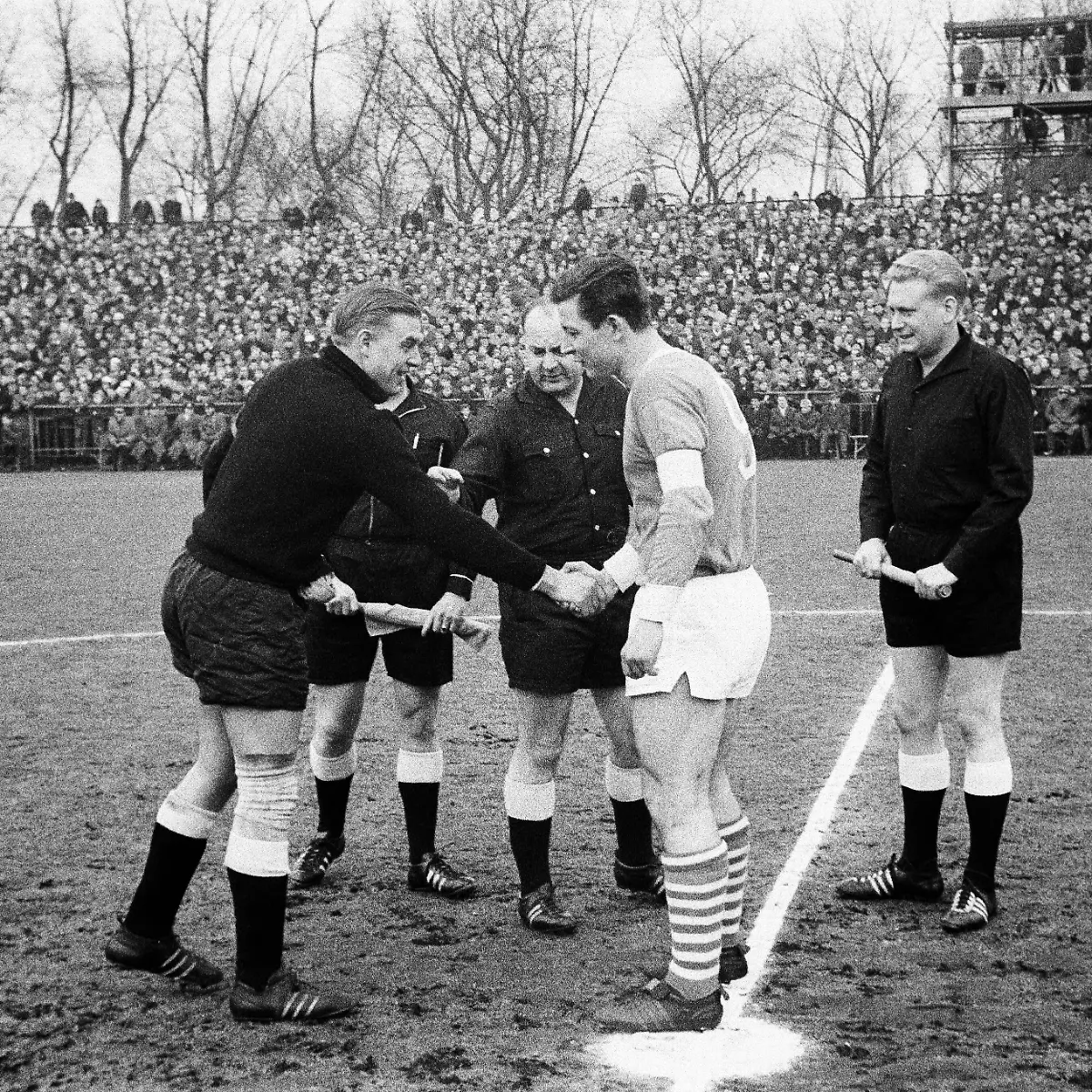 Fussball-Bundesliga-Saison-1964-1965-FC-Schalke-04-gegen-VfB-Stuttgart-3-1-Stadion-Glueckaufkampfbahn-Gelsenkirchen-Platzwahl-Schiedsrichter-Erwin-Sturm-Hannover-Spielfuehrer-Guenter-Sawitzki-VfB-links-und-Manfred-Kreuz-S04-bei-der-Begruessung-football-Bundesliga-1964-1965-Schalke-04-versus-VfB-Stuttgart-3-1-Glueckaufkampfbahn-Stadium-referee-Erwin-Sturm-from-Hannover-and-assistants-welcome-by-the-team-captains-Guenter-Sawitzki-VfB-links-and-Manfred-Kreuz-S04