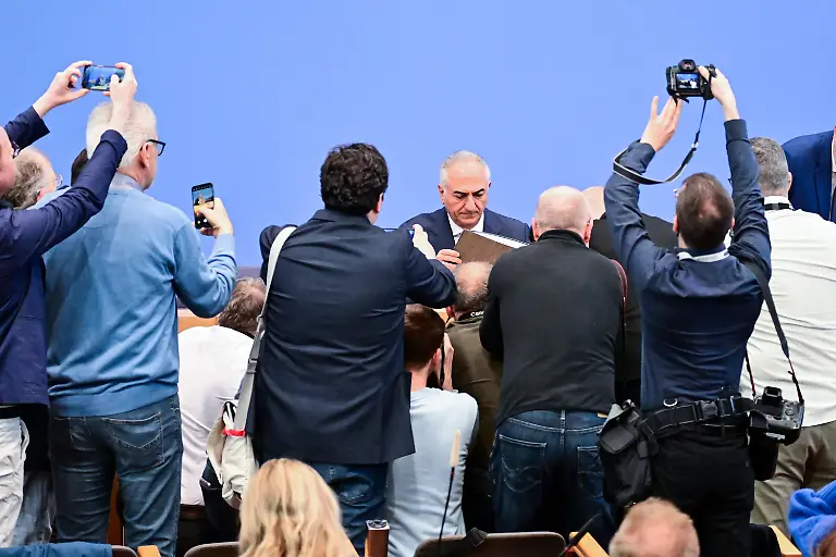 23-04-2026-Berlin-Reza-Pahlavi-kommt-in-die-Bundespressekonferenz-Der-Schah-Sohn-Pahlavi-ist-in-Berlin-zu-Besuch