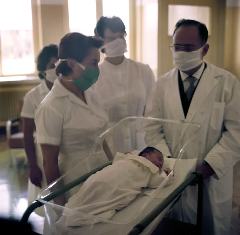 Der-neugeborene-Thronfolger-des-Schahs-von-Persien-Reza-Cyrus-Ali-Pahlewi-aufgenommen-kurz-nach-seiner-Geburt-in-der-Klinik-Er-erblickte-am-31-10-1960-in-Teheran-das-Licht-der-Welt