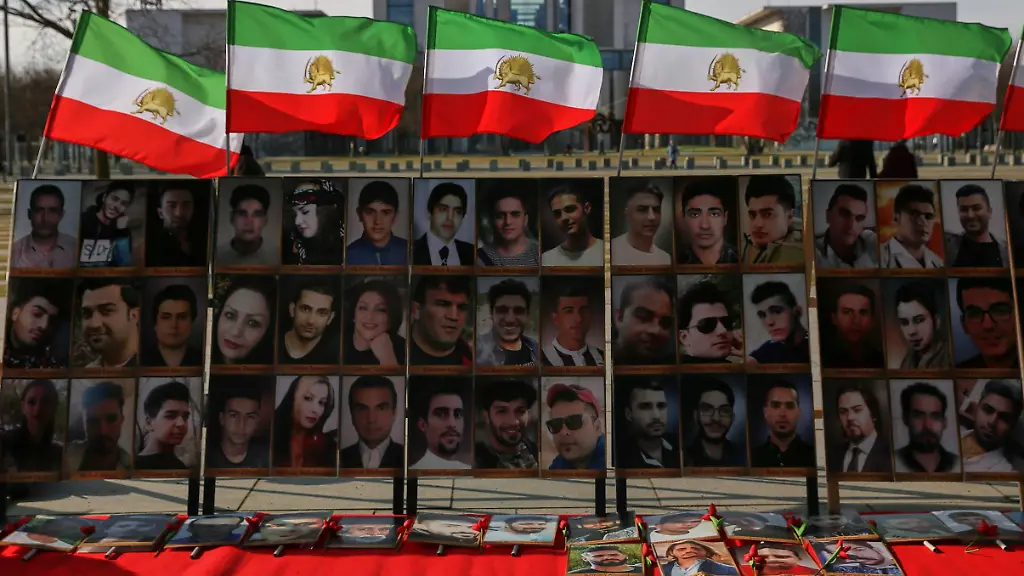 Berlin-Deutschland-Bundeskanzleramt-Mahnwache-gegen-Hinrichtungen-im-Iran-Aktivisten-sammeln-vor-dem-Paul-Loebe-Haus-Unterschriften-gegen-Hinrichtungen-im-Iran-Im-Hintergrund-das-Bundeskanzleramt