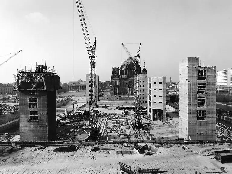 30-03-1974-Berlin-Deutsche-Demokratische-Republik-Mitte-Baustelle-Palast-der-Republik-1974-0CE740330A001CARO