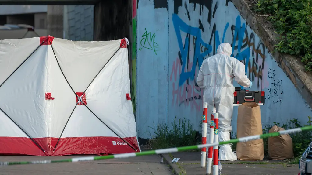 Nach-Explosion-mit-einem-Toten-und-vier-Schwerverletzten-in-Voelklingen-Polizei-geht-von-menschlichem-Handeln-aus-Saarbruecken-Voelklingen-Am-heutigen-Tag-18-04-2026-gingen-gegen-00-15-Uhr-mehrere-Notrufe-ueber-einen-lauten-Knall-in-Voelklingen-im-Bereich-einer-Fussgaengerunterfuehrung-bei-der-Polizei-ein-Die-Einsatzkraefte-stellten-vor-Ort-insgesamt-einen-Toten-und-vier-schwerverletzte-Personen-fest-Die-Ermittlungen-der-Polizei-zur-Ursache-und-dem-genauen-Geschehensablauf-dauern-weiterhin-an-Unmittelbar-nach-Mitteilungseingang-suchten-Einsatzkraefte-der-Polizei-und-des-Rettungsdienstes-die-besagte-Fussgaengerunterfuehrung-zwischen-den-Strassen-In-der-Graet-und-Im-alten-Bruehl-in-Voelklingen-auf