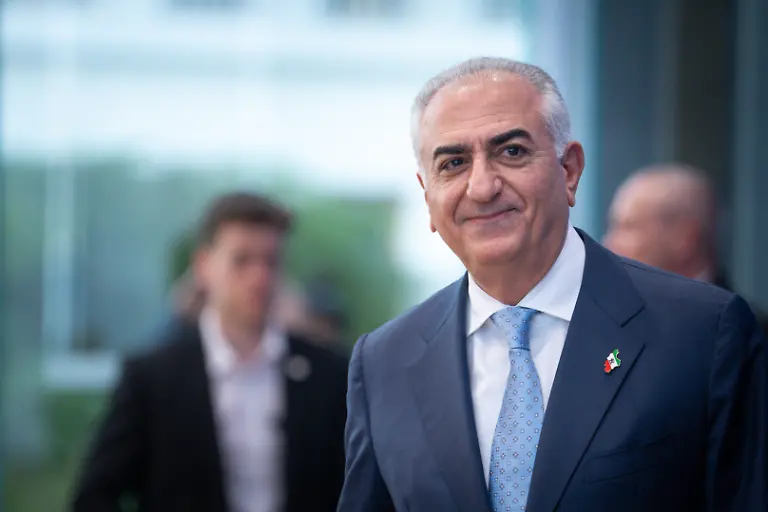 Reza-Pahlavi-aelteste-Sohn-des-ehemaligen-Schahs-von-Iran-bei-seiner-Ankunft-in-der-Bundespressekonferenz-zu-seiner-Stellungnahme-zur-aktuellen-Lage-im-Iran-in-der-Bundespressekonferenz-in-Berlin-Berlin-23-04