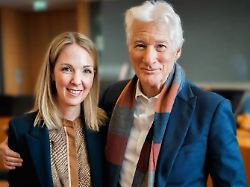 "Sein Charme funktioniert": Richard Gere besucht den Bundestag