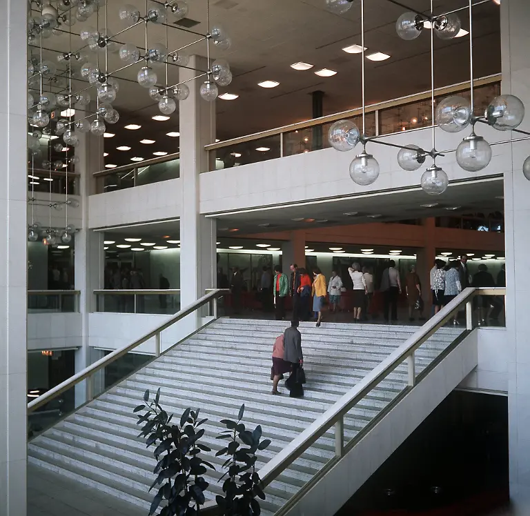 Der-Eingangsbereich-des-Palastes-der-Repulik-in-Ostberlin-Undatiert-Der-Palast-der-Republik-ist-Sitz-der-DDR-Volkskammer-und-wurde-zwischen-1973-und-1976-erbaut