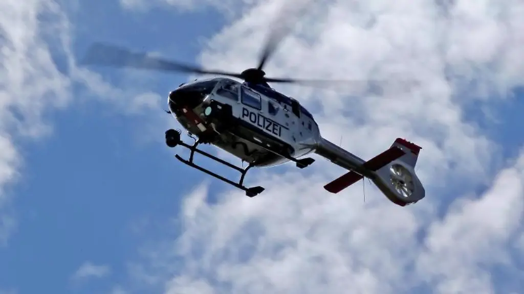 Ein-Polizeihubschrauber-fliegt-waehrend-einer-Suchaktion