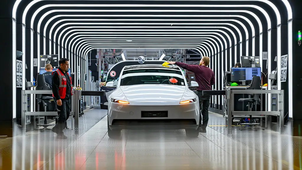 23-04-2026-Brandenburg-Gruenheide-In-der-Gigafactory-Berlin-Brandenburg-werden-Fahrzeuge-vom-Typ-Tesla-Model-Y-bei-der-Endkontrolle-ueberprueft-Der-US-Elektroautobauer-Tesla-will-die-Zahl-der-Beschaeftigten-in-seinem-einzigen-europaeischen-Autowerk-in-Gruenheide-bei-Berlin-kurzfristig-um-1-000-aufstocken-Das-teilte-das-Unternehmen-der-Deutschen-Presse-Agentur-mit-Damit-wuerden-dort-11-700-Menschen-arbeiten-Tesla-begruendet-die-Steigerung-mit-gestiegener-Nachfrage-Vor-etwas-mehr-als-zwei-Jahren-arbeiteten-dort-rund-12-400-Beschaeftigte