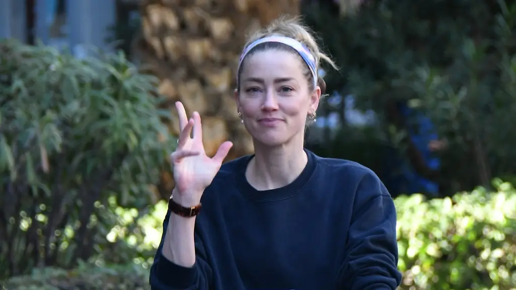 SONDERKONDITIONEN-MINDESTHONORAR-BGUK-3556023-EXCLUSIVE-MADRID-SPAIN-Amber-Heard-turns-40-this-April-on-the-22nd-The-actress-and-former-wife-of-Johnny-Depp-is-experiencing-the-sweetest-and-most-serene-moment-of-her-life-Far-from-the-media-spotlight-that-defined-her-story-for-years-Amber-has-found-the-perfect-refuge-in-Madrid-to-start-anew-embracing-a-peaceful-existence-where-her-absolute-priority-is-her-family-Settled-in-the-Spanish-capital-Amber-has-radically-changed-her-life-Today-her-daily-life-revolves-around-walks-everyday-routines-and-simple-moments-that-take-on-immense-value-when-shared-with-her-children-because-if-anything-defines-this-new-stage-of-her-life-it-s-her-role-as-a-mother