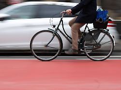 Bayern: Nach Zusammenstoß mit Autotür: Fahrradfahrer stirbt