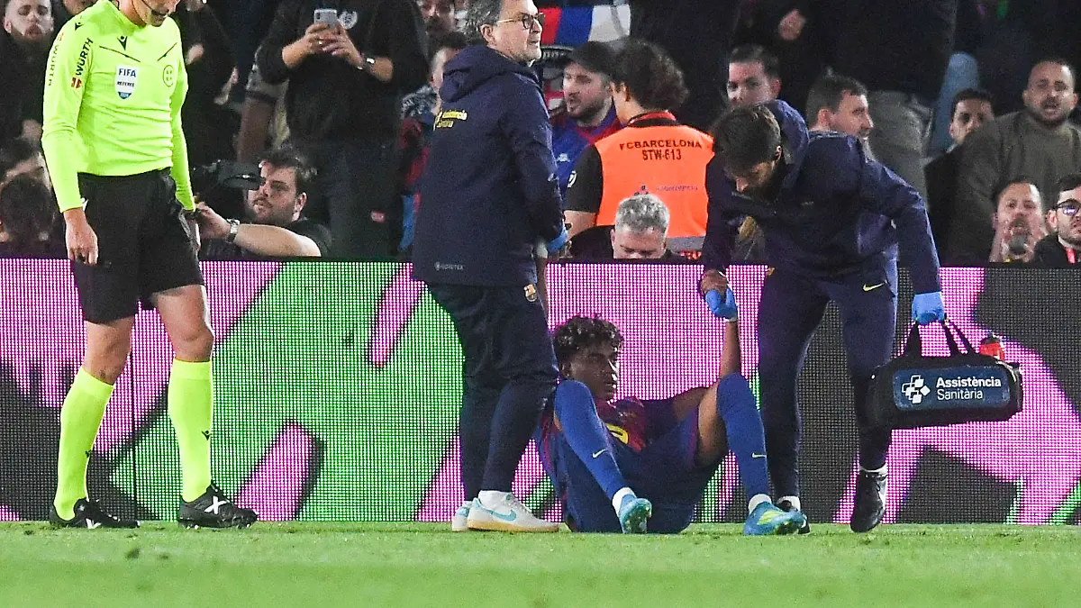 ESP-LaLiga-EA-Sports-Round-33-FC-Barcelona-Barca-v-RC-Celta-de-Vigo-Lamine-Yamal-of-Barcelona-injured-on-the-ground-and-being-attended-to-by-the-medical-team-FC-Barcelona-v-Celta-de-Vigo