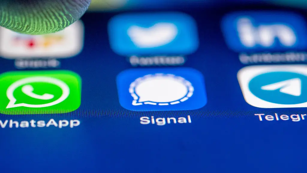 ILLUSTRATION-Die-App-Logos-fuer-die-Messenger-WhatsApp-Signal-und-Telegram-auf-einem-iPhone-Smartphone-aufgenommen-am-19-01-2021-in-Berlin-gestellte-Szene