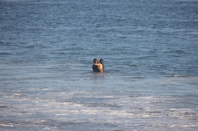 SONDERKONDITIONEN-MINDESTHONORAR-PREMIUM-EXCLUSIVE-Los-Angeles-CA-Kim-Kardashian-and-Lewis-Hamilton-seal-their-relationship-with-a-kiss-as-they-spend-a-day-surfing-together-in-Malibu-The-pair-were-seen-heading-out-to-the-beach-in-surf-suits-Kim-sporting-a-black-bikini-top-and-spent-a-few-hours-taking-lessons-from-her-race-car-driver-boyfriend-The-pair-have-been-going-strong-since-taking-their-relationship-public-at-the-Superbowl