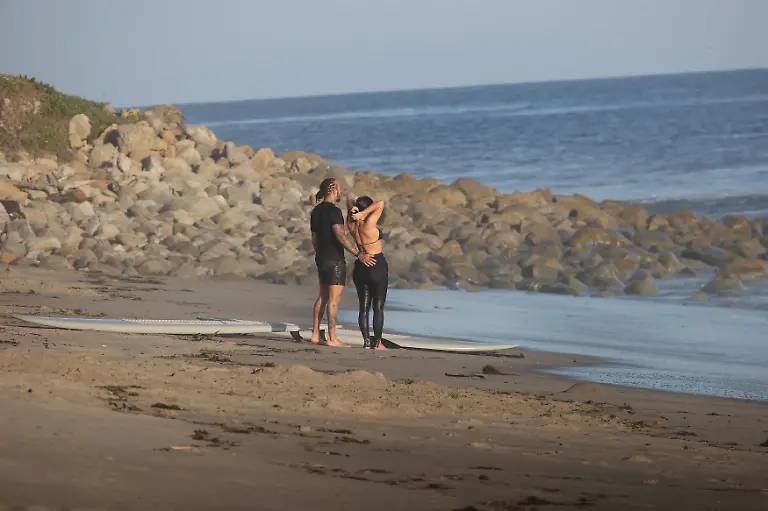 SONDERKONDITIONEN-MINDESTHONORAR-PREMIUM-EXCLUSIVE-Los-Angeles-CA-Kim-Kardashian-and-Lewis-Hamilton-seal-their-relationship-with-a-kiss-as-they-spend-a-day-surfing-together-in-Malibu-The-pair-were-seen-heading-out-to-the-beach-in-surf-suits-Kim-sporting-a-black-bikini-top-and-spent-a-few-hours-taking-lessons-from-her-race-car-driver-boyfriend-The-pair-have-been-going-strong-since-taking-their-relationship-public-at-the-Superbowl