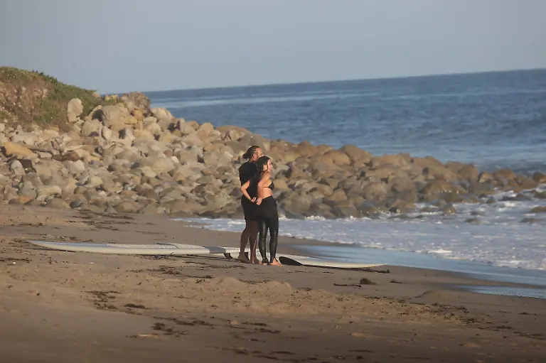 SONDERKONDITIONEN-MINDESTHONORAR-PREMIUM-EXCLUSIVE-Los-Angeles-CA-Kim-Kardashian-and-Lewis-Hamilton-seal-their-relationship-with-a-kiss-as-they-spend-a-day-surfing-together-in-Malibu-The-pair-were-seen-heading-out-to-the-beach-in-surf-suits-Kim-sporting-a-black-bikini-top-and-spent-a-few-hours-taking-lessons-from-her-race-car-driver-boyfriend-The-pair-have-been-going-strong-since-taking-their-relationship-public-at-the-Superbowl