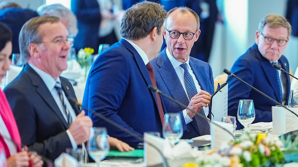 20-04-2026-Niedersachsen-Hannover-Bundeskanzler-Friedrich-Merz-3-vl-CDU-spricht-mit-Lars-Klingbeil-SPD-Bundesminister-der-Finanzen-neben-Boris-Pistorius-l-SPD-Verteidigungsminister-und-Johann-Wadephul-r-CDU-Aussenminister-vor-Beginn-der-Deutsch-Brasilianischen-Regierungskonsultationen-auf-Schloss-Herrenhausen