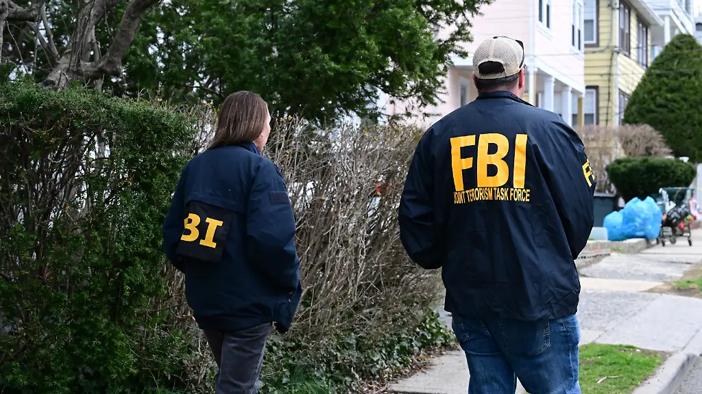 March-30-2026-White-Plains-New-York-Usa-NEW-Members-of-the-FBI-Evidence-Response-Team-work-the-scene-and-collected-numerous-pieces-of-evidence-following-the-discovery-of-a-suspicious-device-on-Odell-Avenue-March-30-2026-White-Plains-New-York-USA-Monday-morning-March-30-2026-the-White-Plains-Police-Department-responded-to-a-possible-transformer-explosion-in-the-area-of-Odell-Avenue-at-approximately-4-28-AM-Units-responded-and-conducted-checks-of-numerous-transformers-but-found-no-evidence-of-damage-The-situation-changed-at-approximately-6-08-AM-when-a-White-Plains-police-officer-observed-what-appeared-to-be-a-small-explosive-device-near-the-doorway-of-an-apartment-building-at-11-Odell-Avenue-Additional-units-immediately-responded-to-establish-a-perimeter-and-residents-in-the-vicinity-were-instructed-to-shelter-in-place-as-a-precautionary-measure-The-device-was-successfully-secured-Two-people-of-interest-are-currently-detained-in-the-investigation