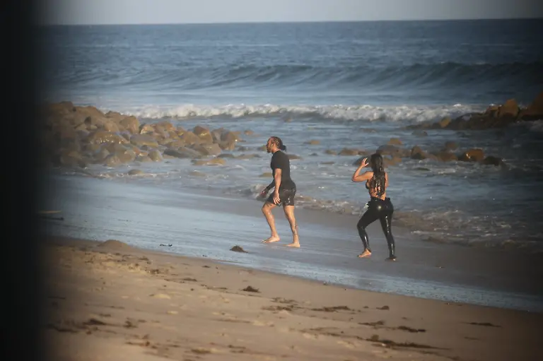 SONDERKONDITIONEN-MINDESTHONORAR-PREMIUM-EXCLUSIVE-Los-Angeles-CA-Kim-Kardashian-and-Lewis-Hamilton-seal-their-relationship-with-a-kiss-as-they-spend-a-day-surfing-together-in-Malibu-The-pair-were-seen-heading-out-to-the-beach-in-surf-suits-Kim-sporting-a-black-bikini-top-and-spent-a-few-hours-taking-lessons-from-her-race-car-driver-boyfriend-The-pair-have-been-going-strong-since-taking-their-relationship-public-at-the-Superbowl