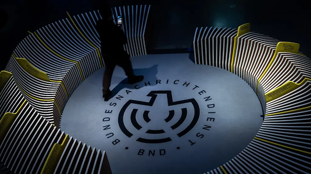 Ein-Mann-geht-durchs-Besucherzentrum-des-BND-vor-dem-Empfang-zum-70-Geburtstag-des-Bundesnachrichtendienstes-Der-deutsche-Auslandsgeheimdienst-BND-hat-am-1-April-1956-seine-Arbeit-aufgenommen