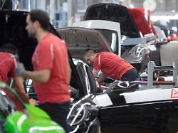 ARCHIV 20 02 2019 Baden Wuerttemberg Stuttgart Mitarbeiter Der Porsche AG Montieren Im Hauptwerk Fahrzeuge Auf Dem Band Zu Dpa Bilanz Porsche AG Vom 15 03