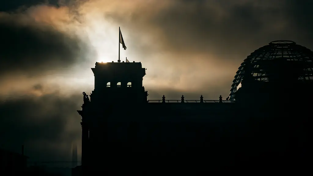 Blick-auf-das-Reichstagsgebaeude-am-fruehen-Morgen-Berlin-09-04-2026
