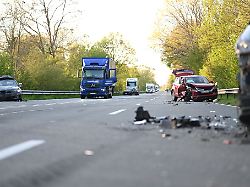 Niedersachsen & Bremen: Drei Verletzte bei doppeltem Auffahrunfall auf B72