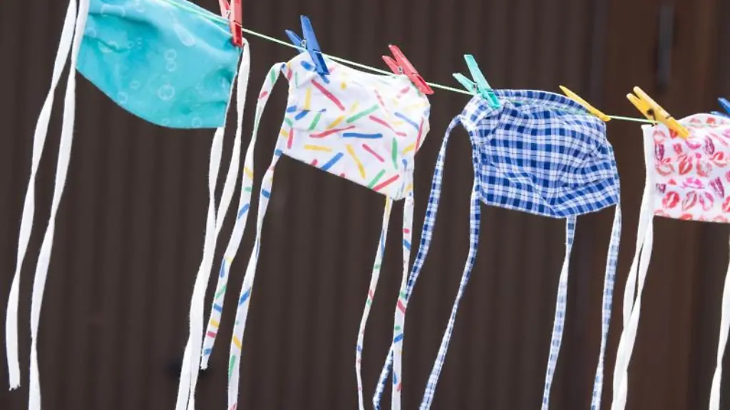 Mundschutze-haengen-auf-einer-Waescheleine-nebeneinander