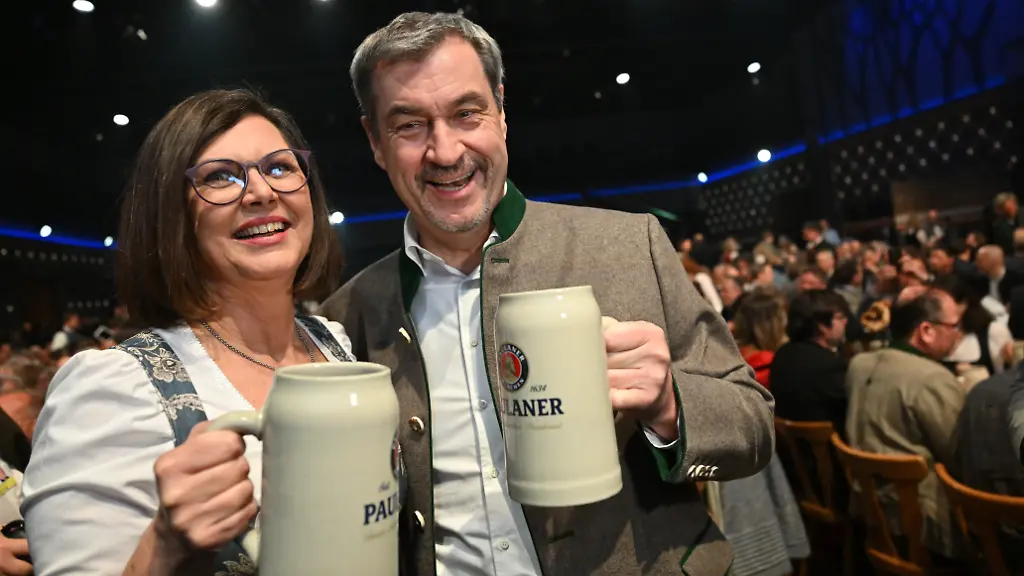 Ilse-Aigner-CSU-l-Praesidentin-des-Bayerischen-Landtags-und-Markus-Soeder-CSU-Ministerpraesident-von-Bayern-halte-Bierkruege-beim-Starkbieranstich-in-der-Paulaner-Brauerei-am-Nockherberg