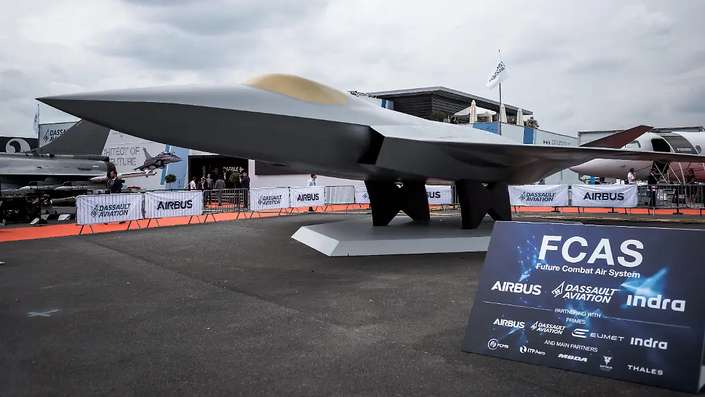 Dassault-SCAF-FCAS-NGF-Jour-1-Le-Salon-international-de-l-aeronautique-et-de-l-espace-de-Paris-Le-Bourget-plus-connu-sous-le-nom-de-Salon-du-Bourget-SIAE-est-une-des-plus-importantes-manifestations-internationales-de-presentation-de-materiels-aeronautiques-et-spatiaux-se-deroulant-a-l-aeroport-du-Bourget-au-Nord-Est-de-Paris-19-Juin-2023-Le-Bourget-France-Day-1-The-Paris-Le-Bourget-International-Aeronautics-and-Space-Show-better-known-as-the-Salon-du-Bourget-SIAE-is-one-of-the-most-important-international-events-for-the-presentation-of-aeronautical-and-space-equipment-taking-place-at-Le-Bourget-airport-north-east-of-Paris-June-19-2023-Le-Bourget-France