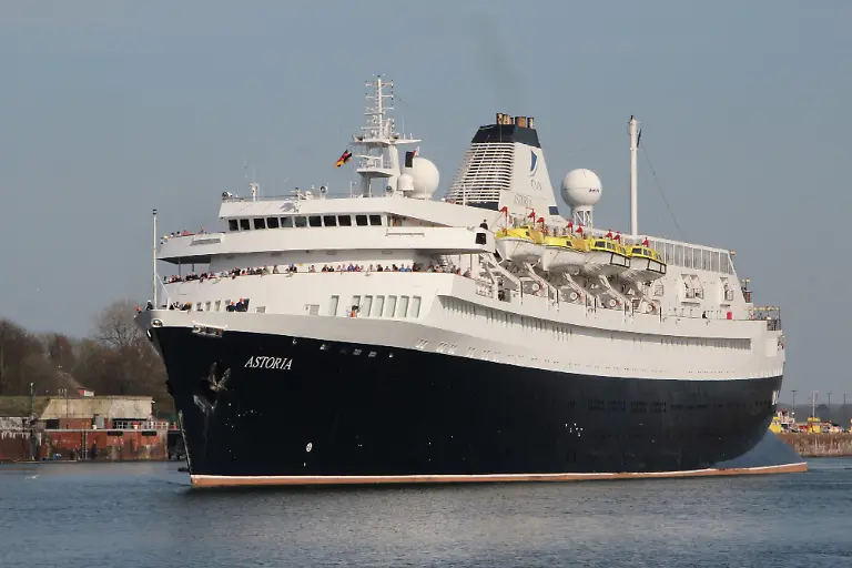 Kreuzfahrt-Kreuzfahrer-Das-ehemalige-DDR-Urlauberschiff-Voelkerfreundschaft-ist-jetzt-als-Astoria-fuer-die-Reederei-Cruise-Maritime-Voyages-unterwegs-Schleuse-Kiel-Holtenau-am-19-04
