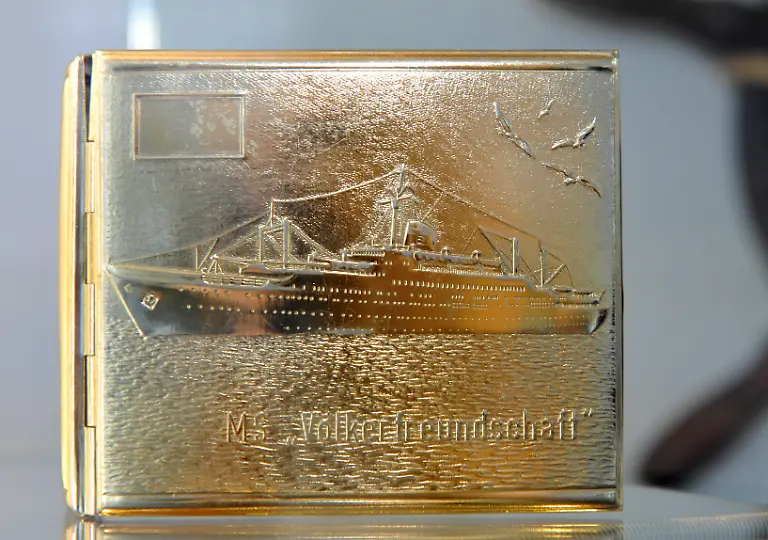 Ein-Zigaretten-Etui-mit-einem-Bild-des-einstigen-DDR-Urlauberschiffes-MS-Voelkerfreundschaft-ist-im-DDR-Museum-in-Radebeul-bei-Dresden-am-Dienstag-16-02-2010-in-einer-neugestalteten-Abteilung-des-Museums-zur-Geschichte-der-Seefahrt-in-der-DDR-zu-sehen-Dafuer-stellt-das-Dresdner-Verkehrsmuseum-acht-Modellschiffe-aus-Dauerleihgabe-zur-Verfuegung
