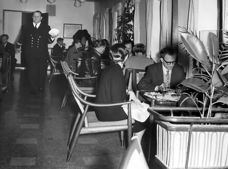 Passagiere-in-einem-der-Salons-der-Voelkerfreundschaft-im-Januar-1960-Das-erste-Urlaubsschiff-des-Freien-Deutschen-Gewerkschaftsbundes-FDGB-der-DDR-machte-am-16-01-1960-als-erstes-Hochseeschiff-im-neuen-Rostocker-Ueberseehafen-fest-Die-12-400-BRT-grosse-Voelkerfreundschaft-war-frueher-das-schwedische-Schiff-Stockholm-das-im-Sommer-1956-vor-der-amerikanischen-Kueste-mit-der-Andrea-Doria-zusammengestossen-war-Die-DDR-hatte-das-Schiff-im-vergangenen-Jahr-von-der-schwedischen-Amerika-Linie-gekauft