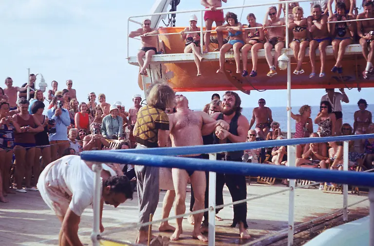 Menschenmenge-Ostdeutsche-bei-Unterhaltung-auf-einem-ostdeutschen-Kreuzfahrtschiff-1960er-Jahre-DDR-Deutschland