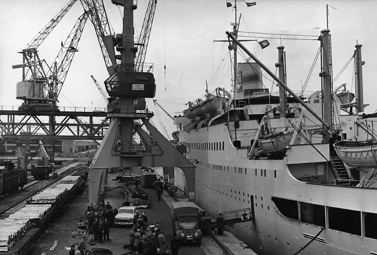 Reise-und-Freizeit-Seereise-Das-FDGB-Schiff-Voelkerfreundschaft-im-Hafen-von-Rostock-kurz-vor-der-Ausfahrt-zu-seiner-ersten-Ferienreise-nach-Kuba-fuer-Buerger-aus-der-DDR-Foto-Burmeister-1-11-1961