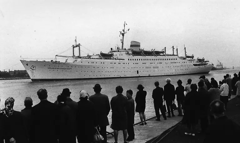 Reise-und-Freizeit-Seereise-Das-FDGB-Schiff-Voelkerfreundschaft-mit-Buergern-aus-der-DDR-an-Bord-Mitarbeiter-aus-landwirtschaftlichen-Kombinaten-mit-Ehefrauen-sticht-im-Hafen-von-Warnemuende-zu-einer-vierzehntaegigen-Reise-in-See-Foto-Sindermann-10-10-1968