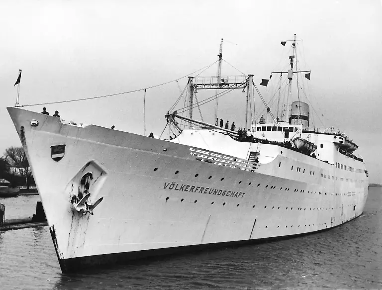 Das-Schiff-Voelkerfreundschaft-auf-seiner-Jungfernfahrt-als-erstes-Urlaubsschiff-des-FDGB-beim-Einlaufen-in-die-Schleuse-Brunsbuettelkoog-Schleswig-Holstein-HINWEIS-Digitalisierung-aus-einem-Fremdarchiv-Vor-Verwendung-bitte-die-Nutzungsrechte-klaeren-Ansprechpartner-servicedesk-picture-alliance