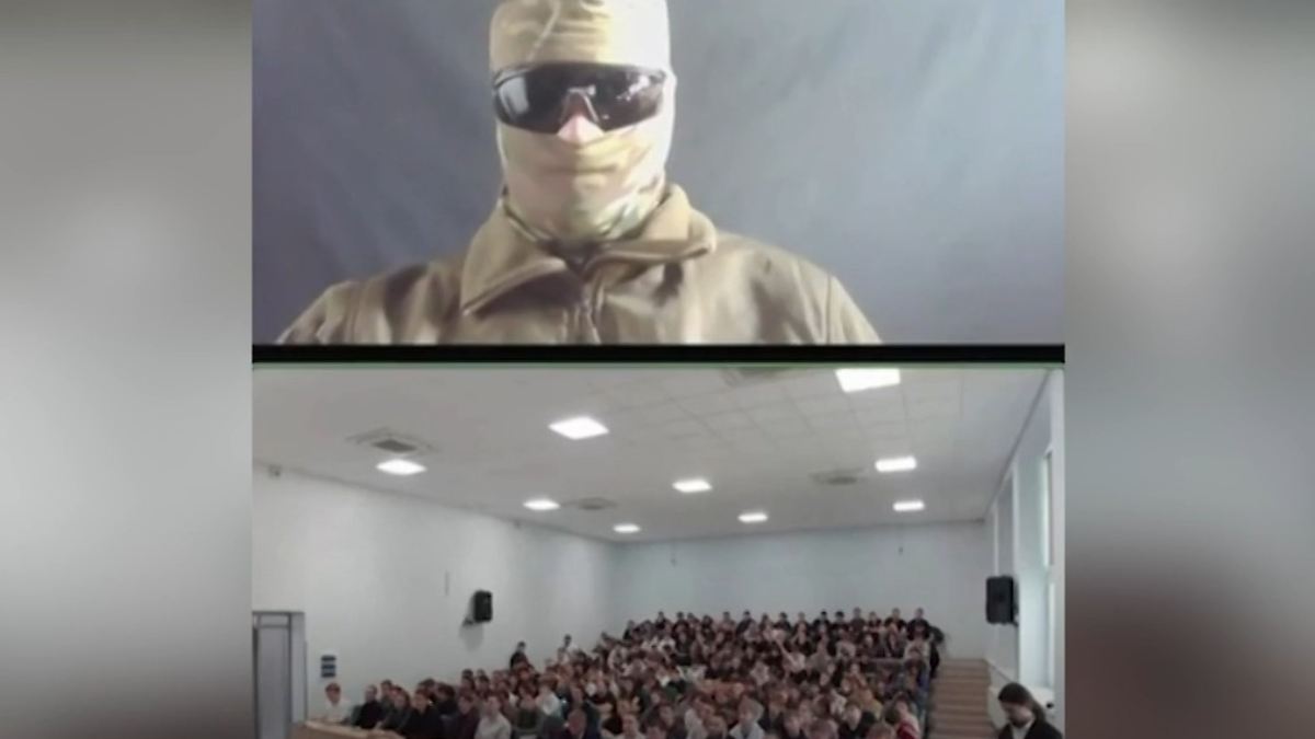 Getarnter Ukraine-Soldat mischt plötzlich Anwerbe‑Event an russischer Uni auf