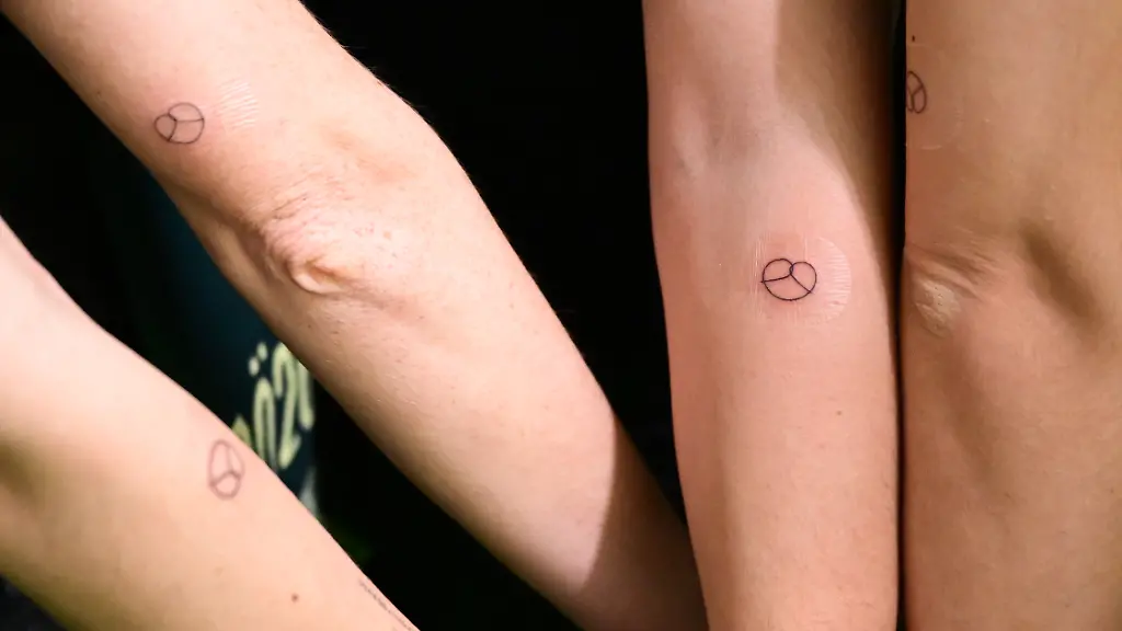 Wahlkampfhelfer-der-Partei-Buendnis-90-Die-Gruenen-zeigen-bei-der-Wahlpartie-der-Partei-frische-Tattoos-von-Brezel-auf-ihren-Armen-Die-Wahlhelfer-hatten-nach-eigenen-Angaben-in-der-Wahlkampfzeit-so-viele-Brezeln-verzehrt-das-sie-als-Erinnerung-an-die-Wahlkampfzeit-das-Tattoo-stechen-liessen-Am-8-Maerz-fand-in-Baden-Wuerttemberg-die-Landtagswahl-statt