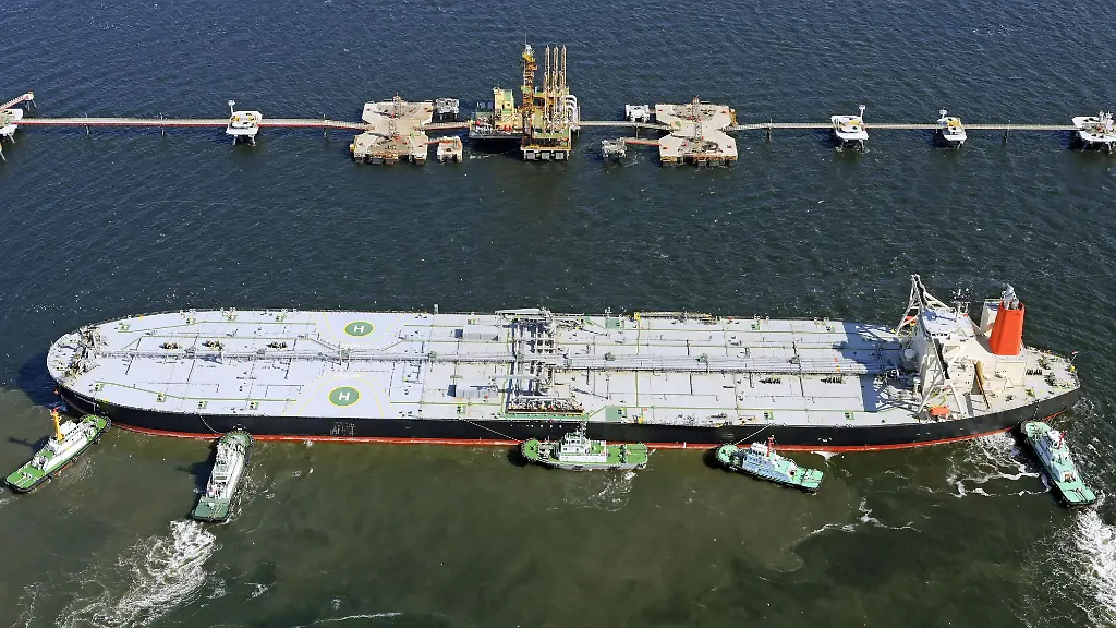 Das-von-einem-Kyodo-News-Hubschrauber-aufgenommene-Foto-zeigt-einen-Rohoeltanker-aus-dem-Nahen-Osten-der-in-die-Bucht-von-Tokio-einlaeuft-nachdem-er-am-26-Februar-die-Strasse-von-Hormus-passiert-hatte-zwei-Tage-bevor-die-USA-und-Israel-mit-Angriffen-auf-den-Iran-begannen-Seitdem-hat-kein-Tanker-mit-Ziel-Japan-die-Meerenge-passiert