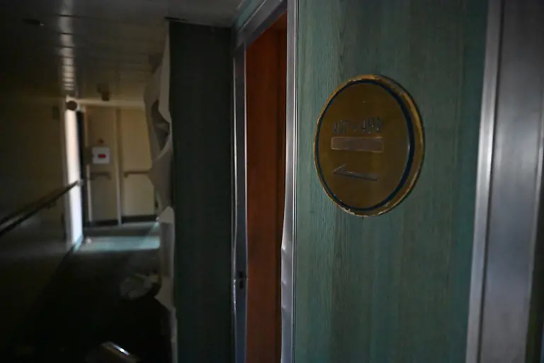 Auf-dem-Schiff-Astoriai-ist-die-Richtung-zu-Zimmer-auf-einem-Schild-zu-sehen-Die-Astoria-war-als-Voelkerfreundschaft-zu-Zeiten-der-DDR-als-Kreuzfahrtschiff-im-Einsatz