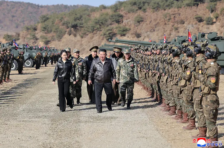 Die-von-der-staatlichen-nordkoreanischen-Nachrichtenagentur-KCNA-am-19-03-2026-zur-Verfuegung-gestellte-Aufnahme-zeigt-nach-Angaben-von-KCNA-den-Machthaber-von-Nordkorea-Kim-Jong-Un-M-der-zusammen-mit-seiner-Tochter-Kim-Ju-ae-l-einen-militaerischen-Ausbildungsstuetzpunkt-besucht-Unabhaengige-Journalisten-hatten-keinen-Zugang-zu-dem-Ereignis-das-auf-diesem-von-der-nordkoreanischen-Regierung-verbreiteten-Bild-zu-sehen-ist-Der-Inhalt-dieses-Bildes-ist-so-wie-er-zur-Verfuegung-gestellt-wurde-und-kann-nicht-unabhaengig-ueberprueft-werden-Das-Wasserzeichen-in-koreanischer-Sprache-auf-dem-Bild-lautet-wie-von-der-Quelle-angegeben-KCNA-ist-die-Abkuerzung-fuer-Korean-Central-News-Agency