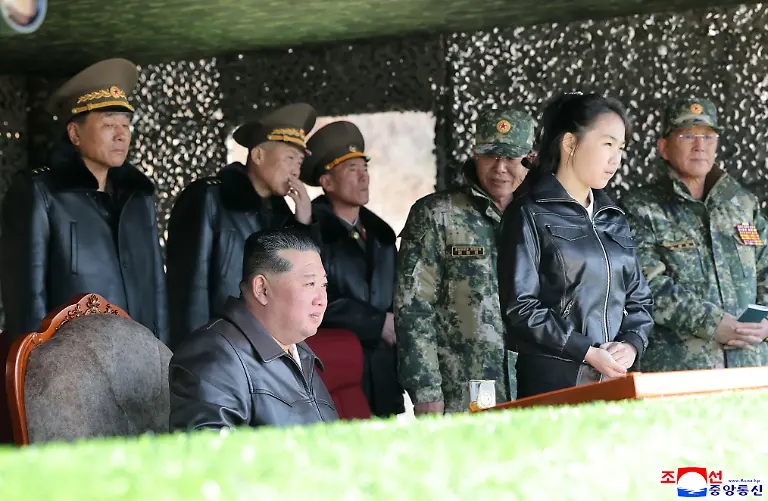 Die-von-der-staatlichen-nordkoreanischen-Nachrichtenagentur-KCNA-am-19-03-2026-zur-Verfuegung-gestellte-Aufnahme-zeigt-nach-Angaben-von-KCNA-den-Machthaber-von-Nordkorea-Kim-Jong-Un-vorne-l-der-zusammen-mit-seiner-Tochter-Kim-Ju-ae-2-v-r-einen-militaerischen-Ausbildungsstuetzpunkt-besucht-Unabhaengige-Journalisten-hatten-keinen-Zugang-zu-dem-Ereignis-das-auf-diesem-von-der-nordkoreanischen-Regierung-verbreiteten-Bild-zu-sehen-ist-Der-Inhalt-dieses-Bildes-ist-so-wie-er-zur-Verfuegung-gestellt-wurde-und-kann-nicht-unabhaengig-ueberprueft-werden-Das-Wasserzeichen-in-koreanischer-Sprache-auf-dem-Bild-lautet-wie-von-der-Quelle-angegeben-KCNA-ist-die-Abkuerzung-fuer-Korean-Central-News-Agency