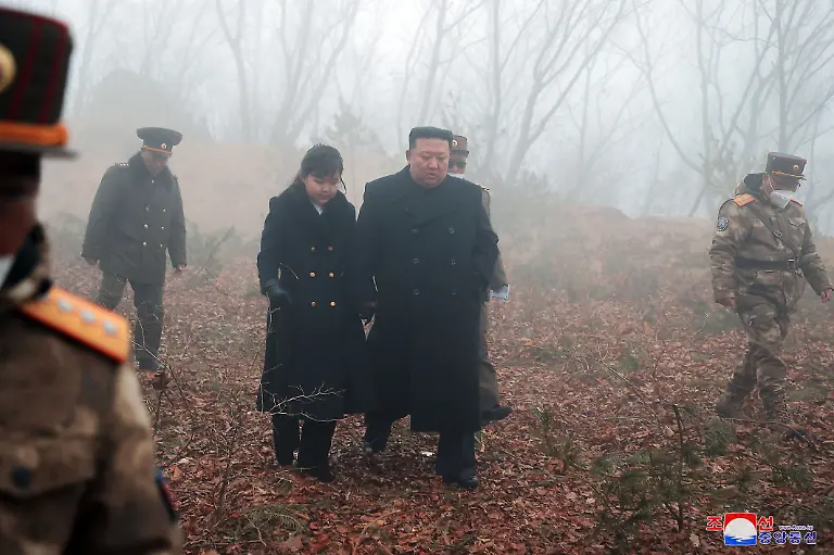 Diese-von-der-staatlichen-nordkoreanischen-Nachrichtenagentur-KCNA-am-20-03-2023-zur-Verfuegung-gestellte-Aufnahme-zeigt-nach-Angaben-von-KCNA-Kim-Jong-Un-Machthaber-von-Nordkorea-mit-seiner-Tochter-bei-einer-taktischen-Militaeruebung-am-18-und-19-03-2023-an-einem-nicht-genannten-Ort-Die-Aufnahme-wurde-von-der-staatlichen-nordkoreanischen-Nachrichtenagentur-KCNA-zur-Verfuegung-gestellt-Sein-Inhalt-kann-nicht-unabhaengig-verifiziert-werden