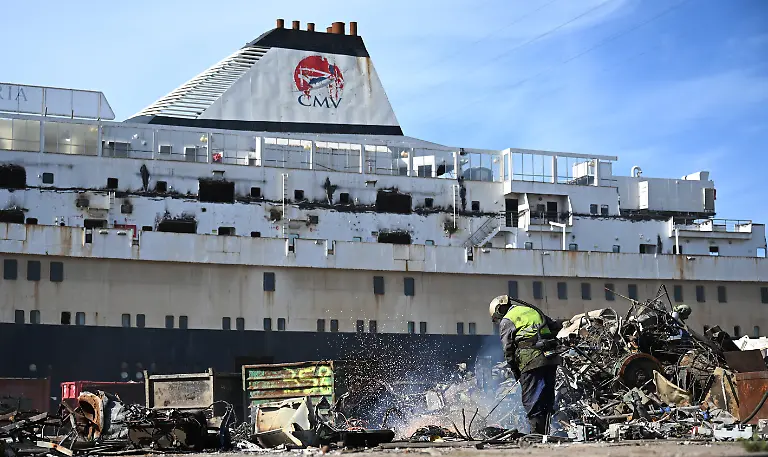 Ein-Mann-arbeitet-vor-dem-Schiff-Astoria-die-im-Hafen-der-Werft-Galloo-liegt-Die-Astoria-war-als-Voelkerfreundschaft-zu-Zeiten-der-DDR-als-Kreuzfahrtschiff-im-Einsatz