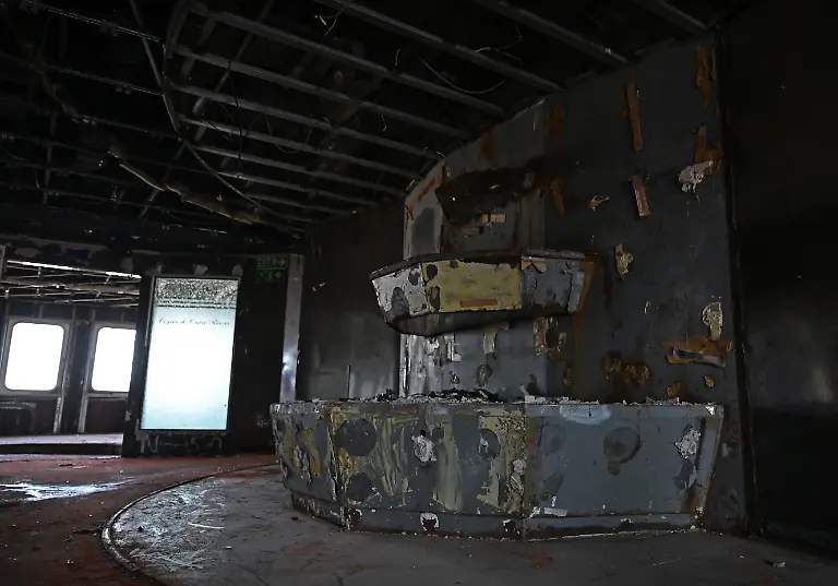 Auf-dem-Schiff-der-Astoria-sind-die-Ueberreste-eines-Brunnen-zu-sehen-Die-Astoria-war-als-MS-Voelkerfreundschaft-zu-Zeiten-der-DDR-als-Kreuzfahrtschiff-im-Einsatz