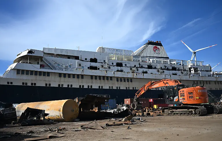 Das-Schiff-Astoria-liegt-im-Hafen-der-Werft-Galloo-Die-Astoria-war-als-Voelkerfreundschaft-zu-Zeiten-der-DDR-als-Kreuzfahrtschiff-im-Einsatz